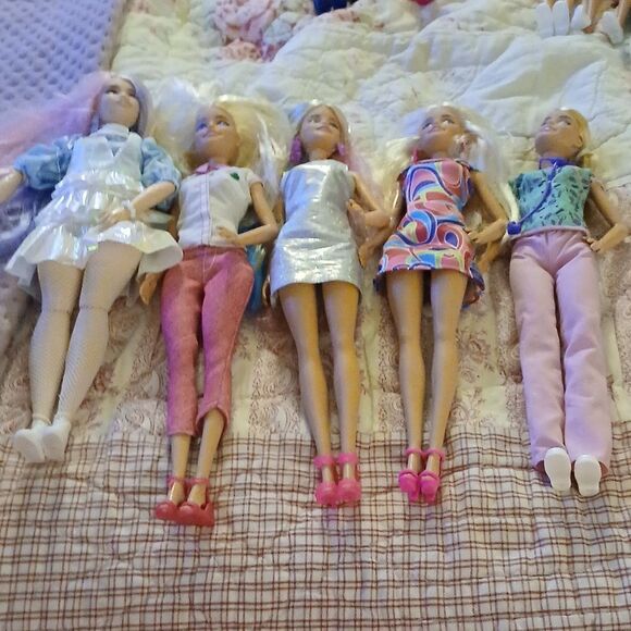 Lot of Barbies - Picture 1 of 4